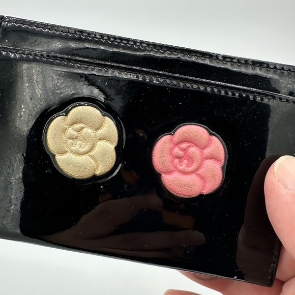 CHANEL CC Flower Camellia Patent Leather Card Holder - Picture 6 of 7